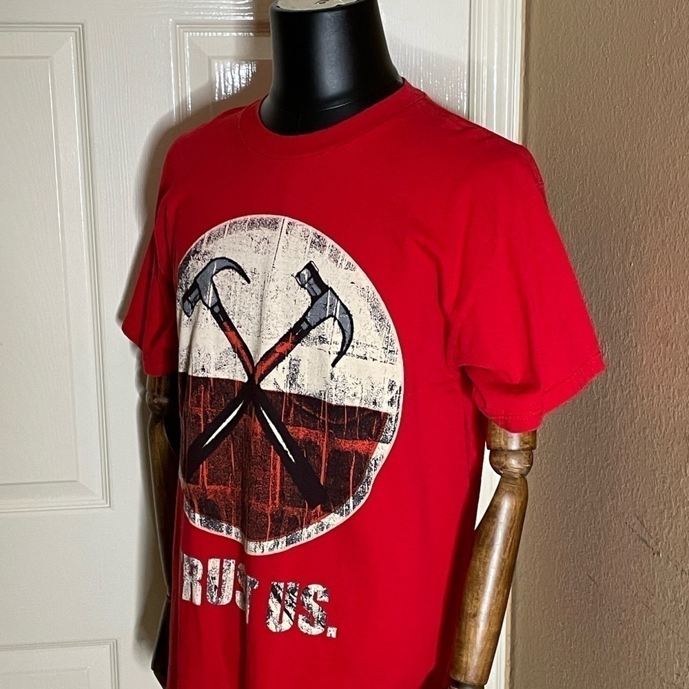 Roger Waters The Wall Live Tour 2010 "Trust Us" T-Shirt Red • Large - Picture 11 of 12